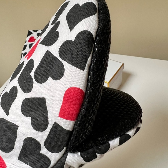 Martha Stewart Oven Mitt & Dish Towel bundle. Black and red hearts. - Picture 3 of 3